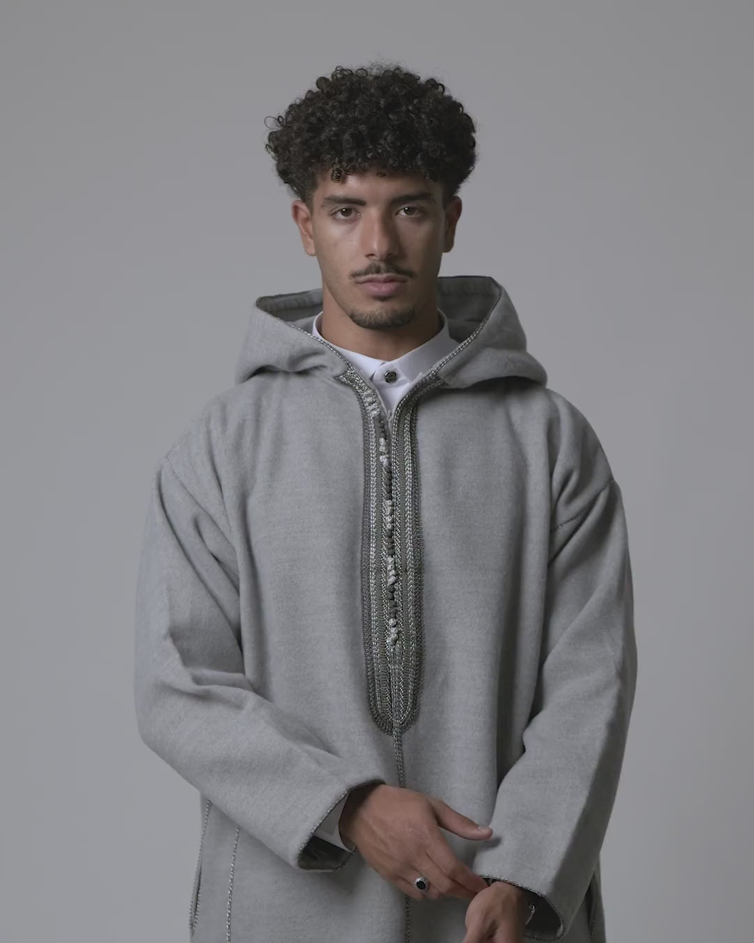 Luxury Light Grey hooded Moroccan djellaba – on-model video