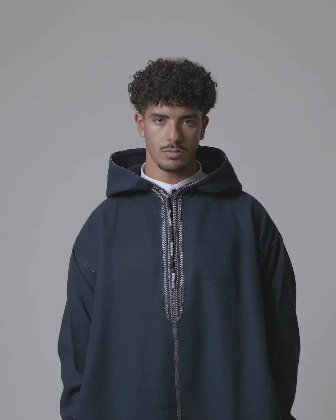 Luxury Pacific Navy hooded Moroccan djellaba – on-model video